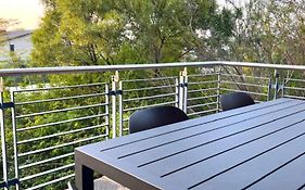 Upgraded Modern 2Br Suite