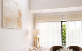 Upgraded Modern 2Br Suite